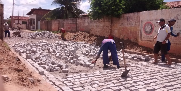 Prefeitura inicia obra de calçamento em Fagundes