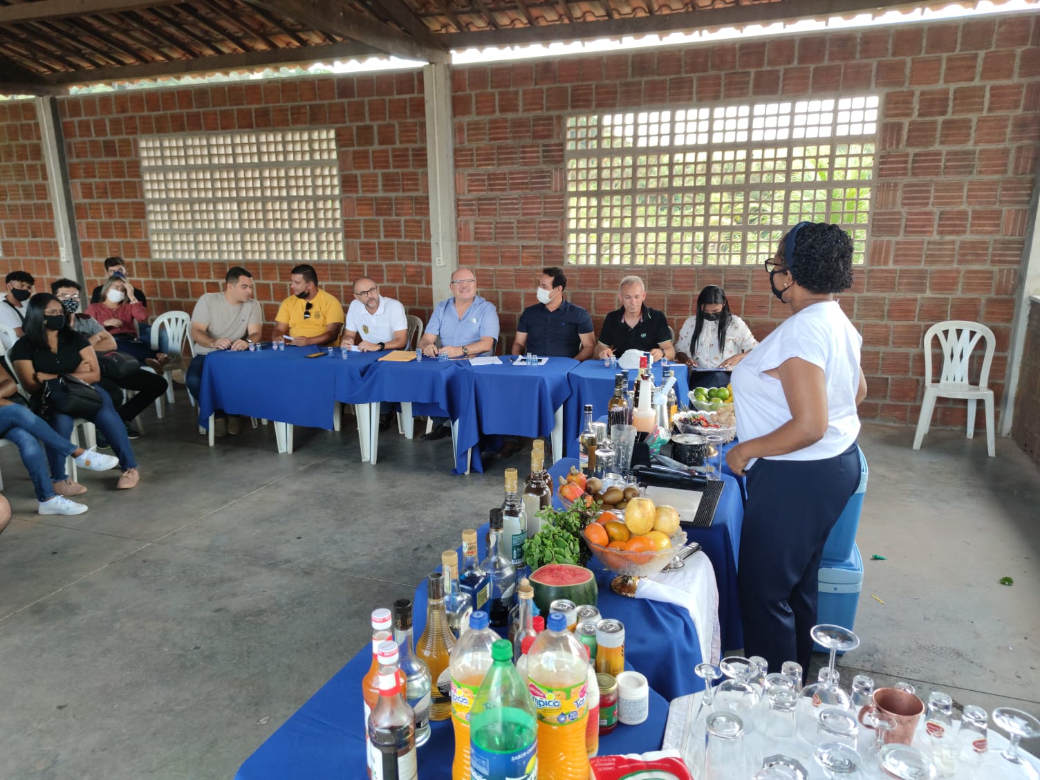 BARTENDER – LÉO BANDEIRA E DONO DO ENGENHO SÃO PAULO ENTREGAM CERTIFICADOS A 36 CONCLUINTES DE CURSO