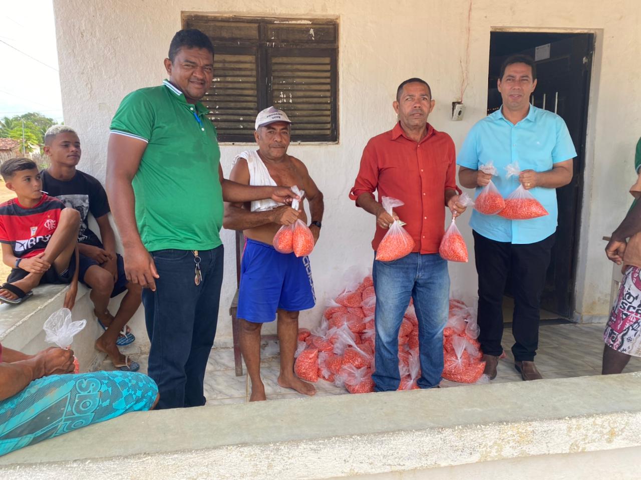 Em ação pioneira, Prefeitura distribui sementes de milho e beneficia 200 famílias em Lucena